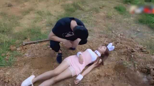 这么漂亮的兔装女友竟被小伙活埋, 也太残暴了吧