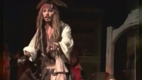 加州迪士尼乐园的游客们在玩着海盗项目时，突然发现这位“杰克船长”竟然是约翰尼德普！粉丝们瞬间就激动起来了。这也是很幸运很惊喜了 ​