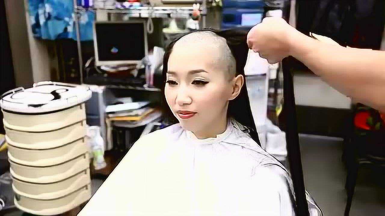 长发美女失恋了，剃光头从头再来_高清