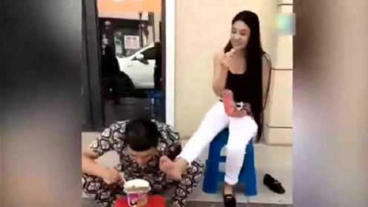 美女给男友吃脚丫，这样的女朋友还不休了_腾讯视频