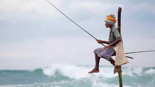 斯里兰卡钓鱼方式野性十足，钓鱼不用饵，仅靠一根细竹竿