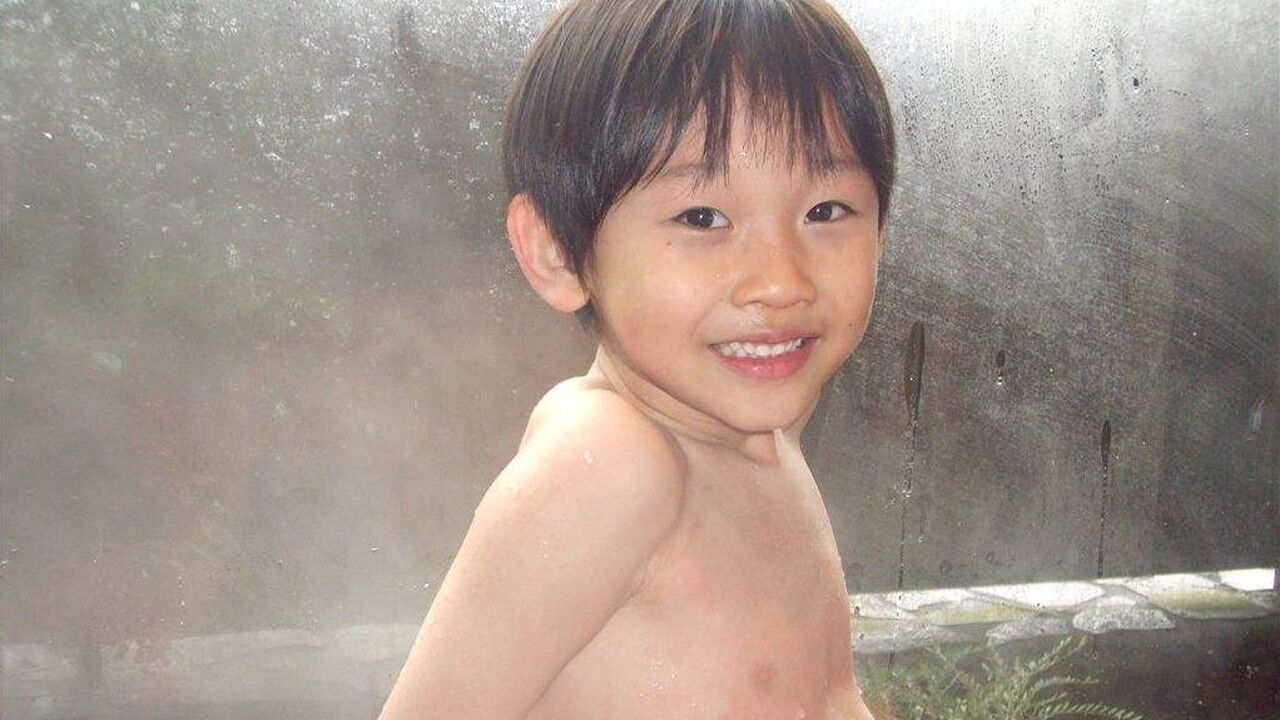 大冬天小男孩不穿衣服满街跑，一年四季洗凉水澡，真相让人看傻！_高清