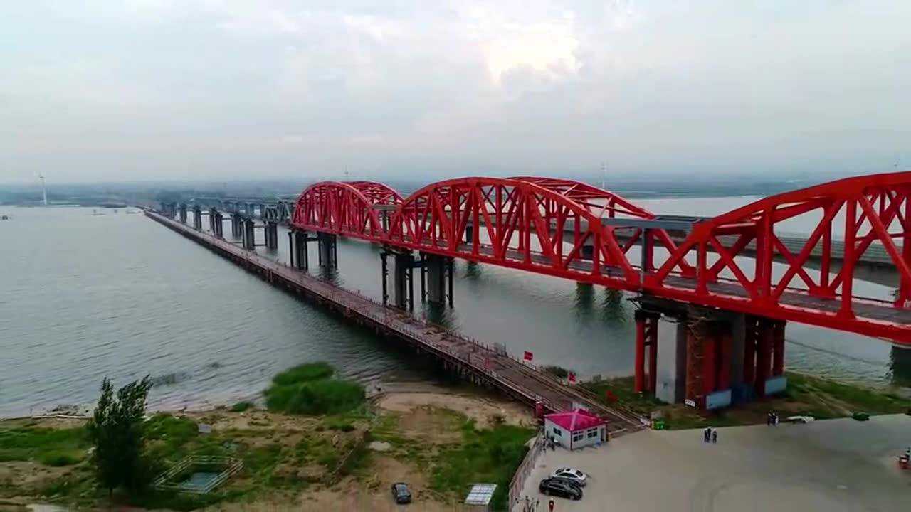 建设中的京张高铁——鸟瞰官厅水库特大桥