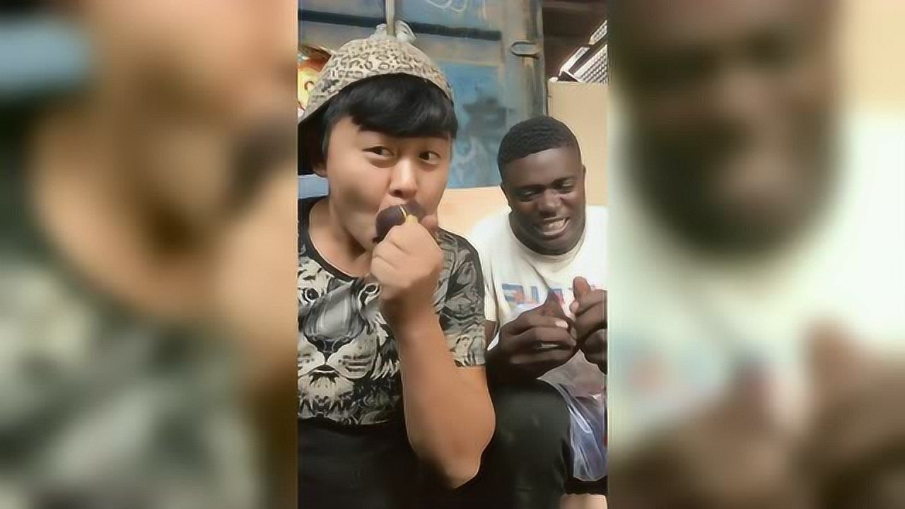 非洲二嘎子没吃过山竹吃山竹的表情也太夸张了