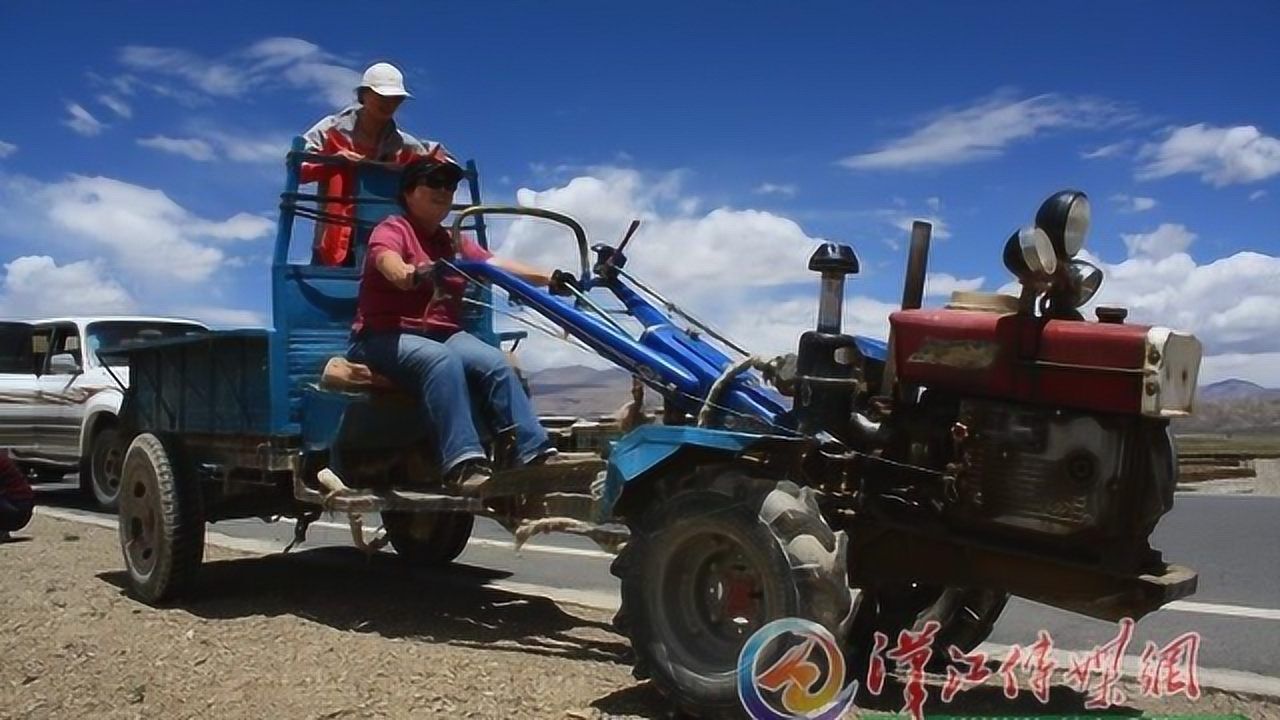 農村大爺倆開拖拉機進城被交警攔下警察哭笑不得