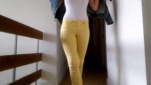 白色紧身衣搭黄色紧身裤，完美的时尚穿搭，尽显性感身材