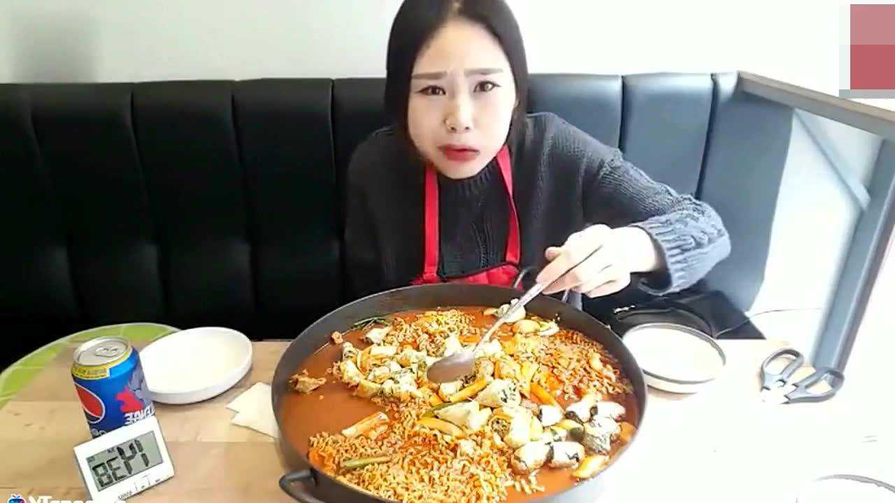 美女吃播这胃口也真不小比大胃王密子君哪个更厉害