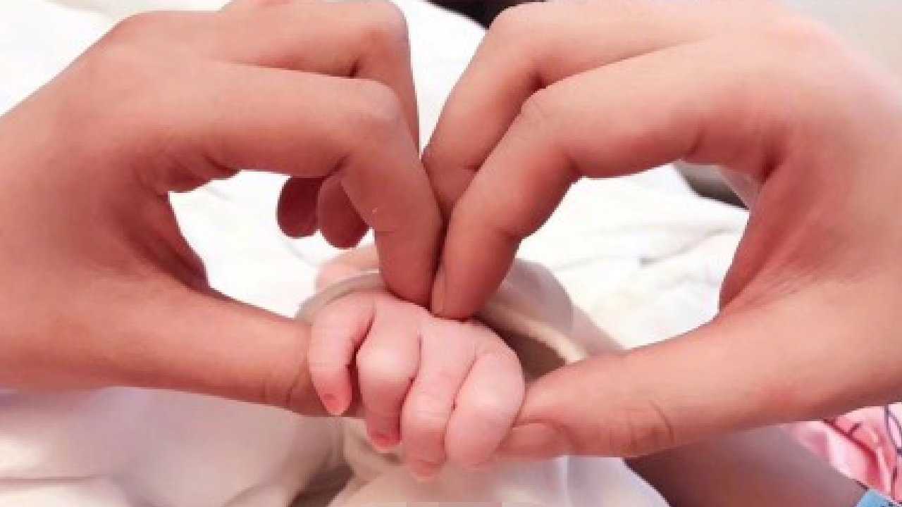 孙怡产下女宝宝升级当妈 和董子健握孩子小手比心_高