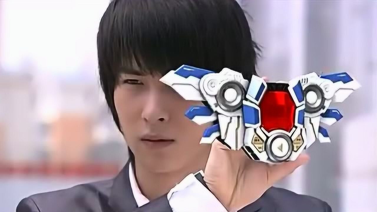 铠甲勇士飞影铠甲天生一股傲气竟然踩着金刚铠甲头战斗