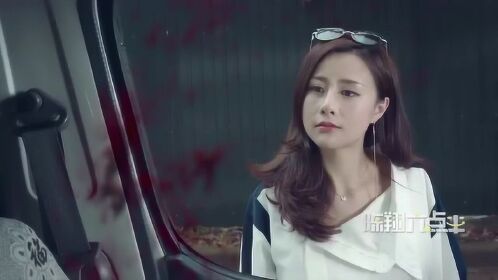 陈翔六点半球球在街边方便被众人围观拍照