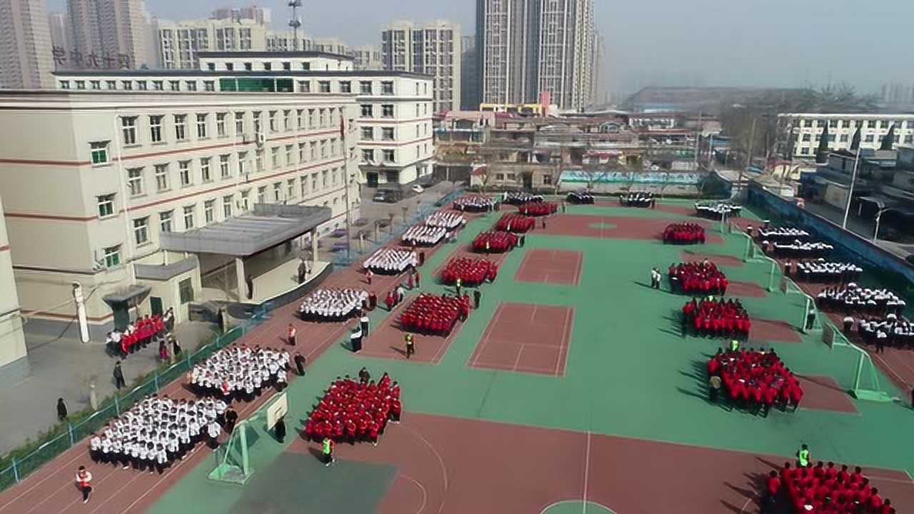 航拍石家庄第四十九中学课间跑操 场面壮观