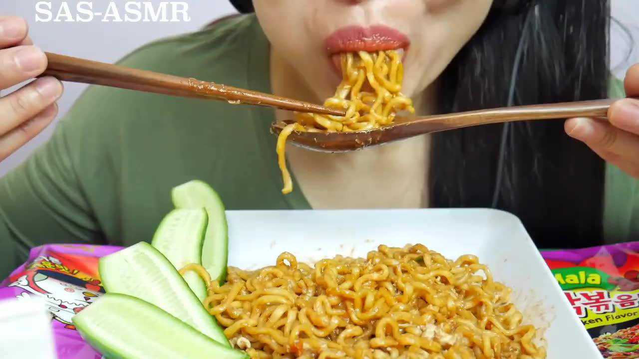 国外吃货微笑姐吃4倍辣的韩国火鸡面配上黄瓜吃的太香了