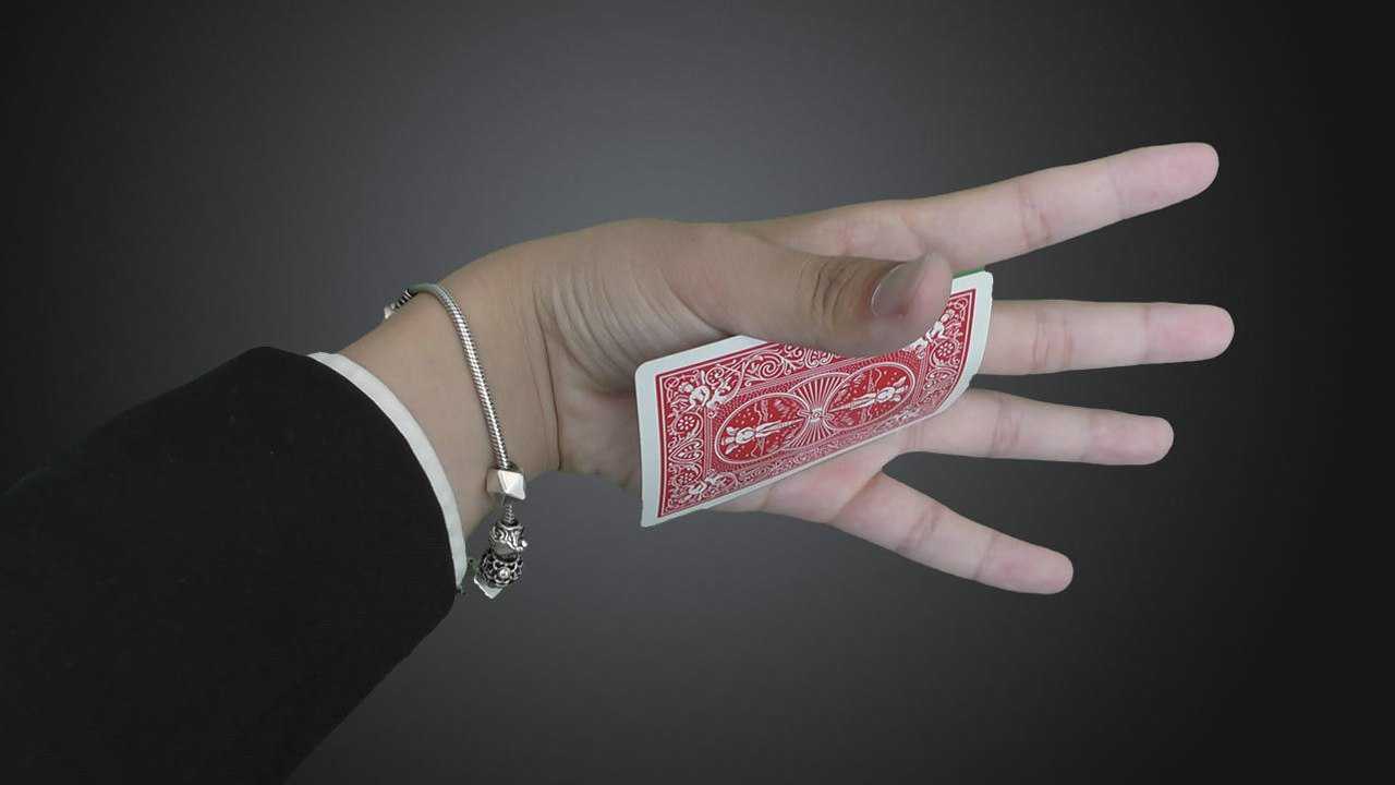 魔术揭秘告诉你魔术师为什么空手可以变出扑克牌