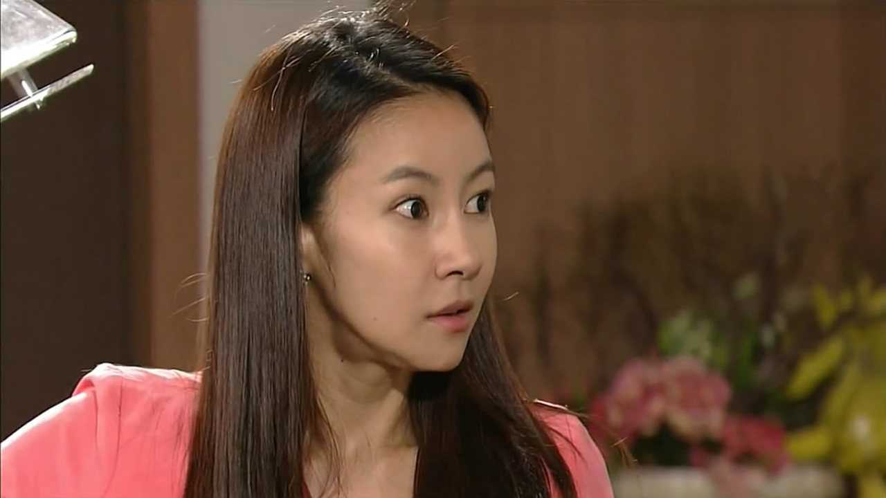 不懂女人美女被甩后不服气直接找到男子办公室砸东西