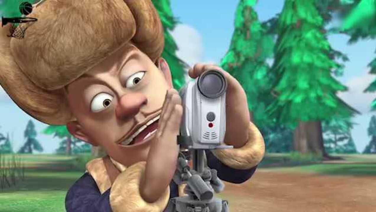 熊出没光头强拿着相机在林间给大家拍照片呢