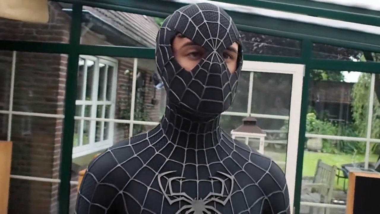 国外大神试穿黑蜘蛛毒液皮套战衣高度还原官方服装