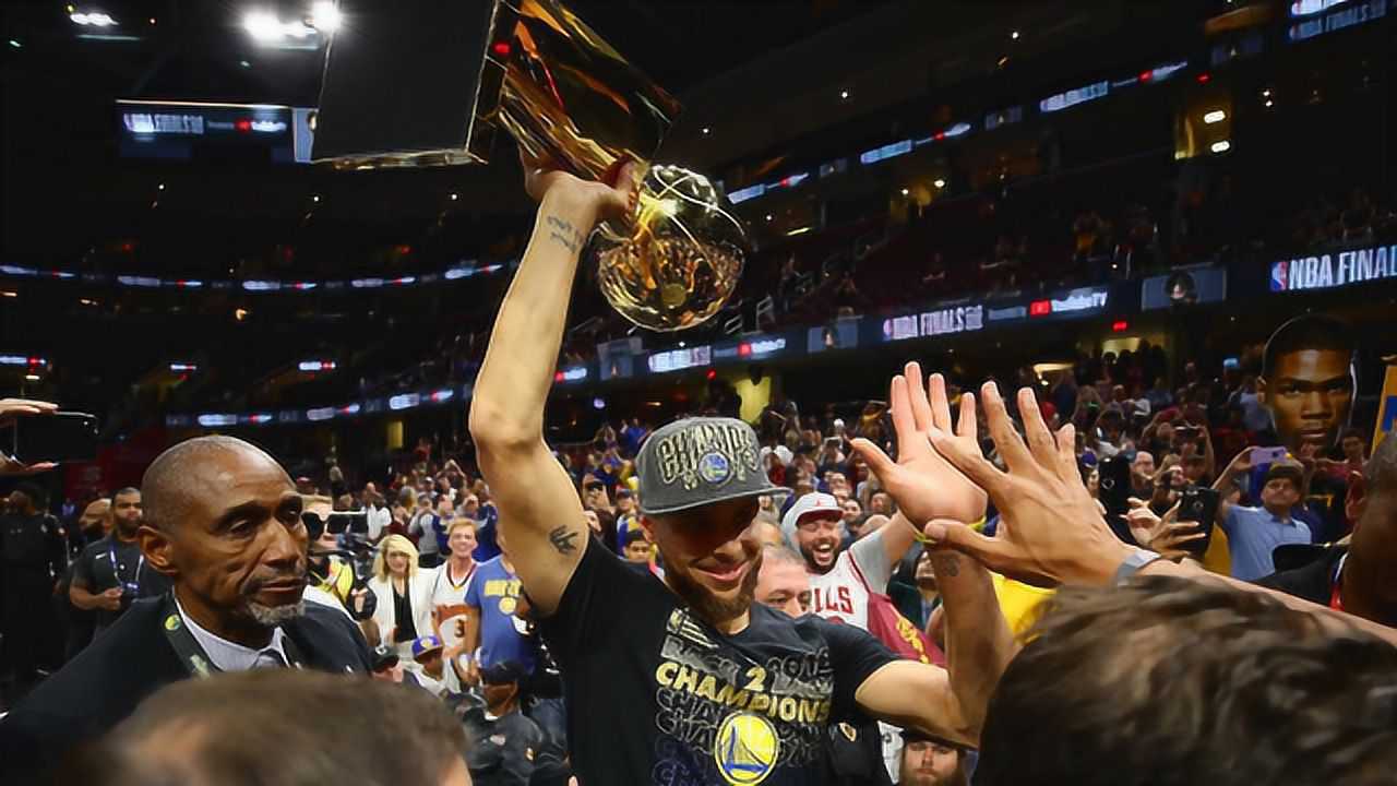勇士获nba总冠军库里高高举起奖杯杜兰特荣膺fmvp