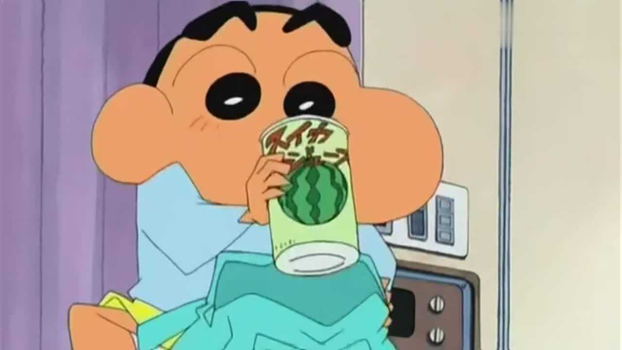 蜡笔小新小新学大人用西瓜汁当酒喝自己研究长毛象的问题