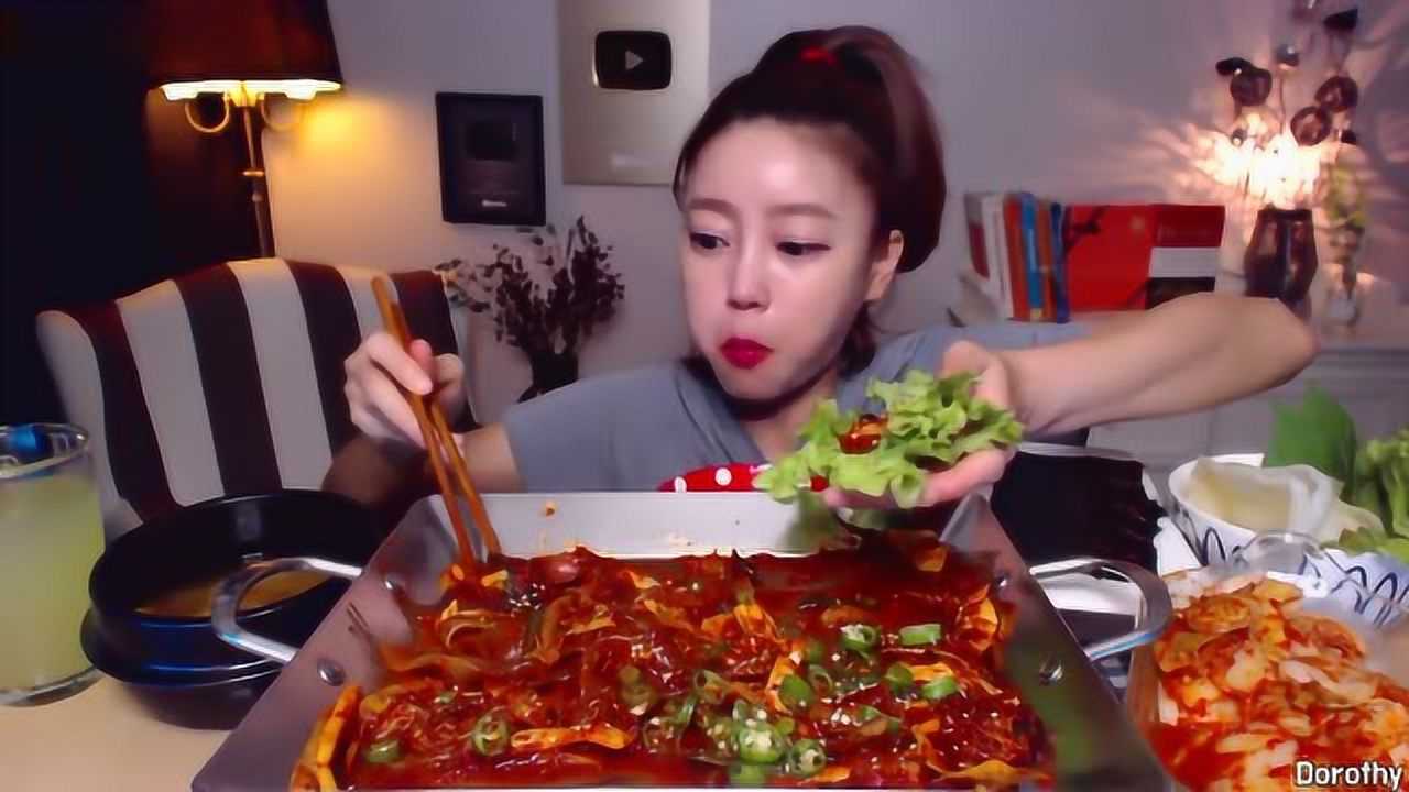 今日吃播分享大胃王dorothy的自制炒鱿鱼五花肉吃播