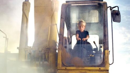 3分钟看完好莱坞式短片《超级营救》，小男孩开挖机勇救父母！
