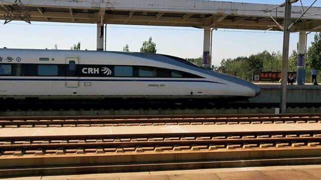 中国高铁就是帅:实拍CRH380进站,霸气十足!