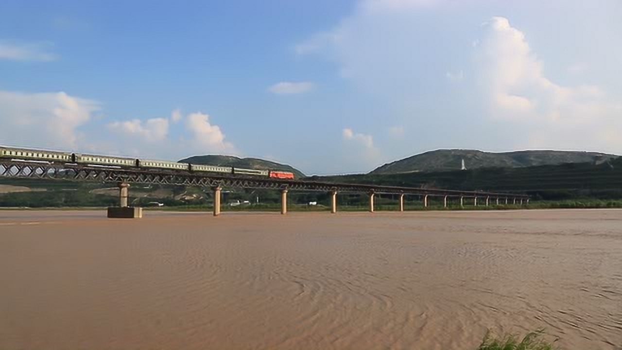 山西风陵渡铁路桥,沟通华北与西北,已超期服役,火车过桥行驶很慢