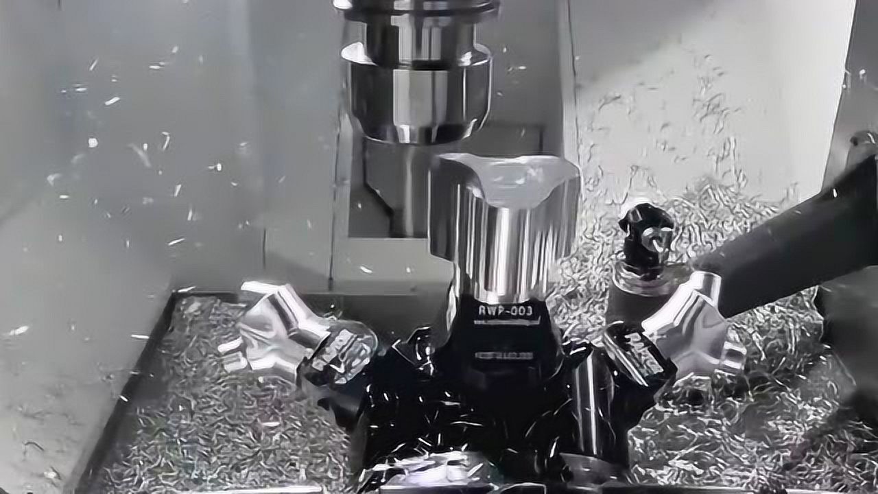 这切削液喷的够猛的，实拍强大的五轴机床加工过程