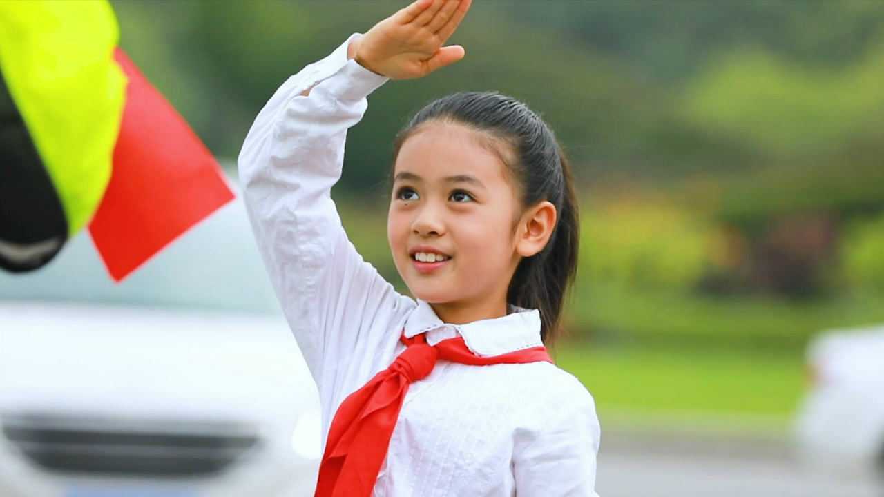 国庆最燃"打卡"!小女孩一个敬礼 全城上演国旗接力