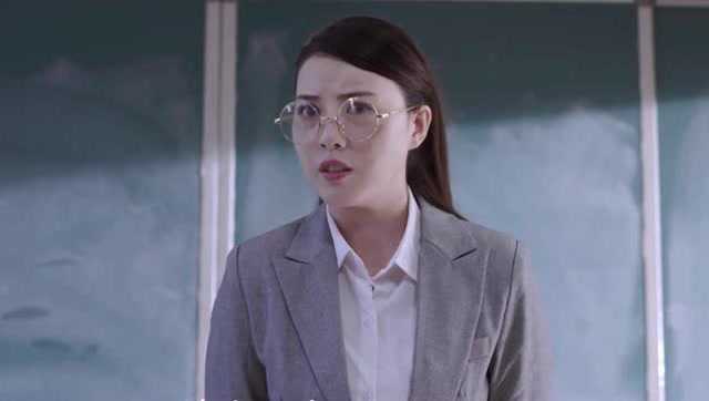 大河小虾系列,美女班主任求婚戒指粘住磁铁,遭全班同学笑话!