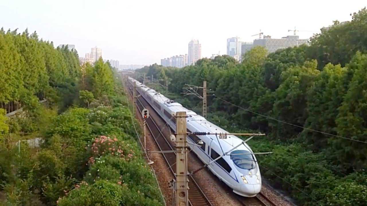 杭州城站始发的高铁动车g7312次通过城东公园开往上海虹桥
