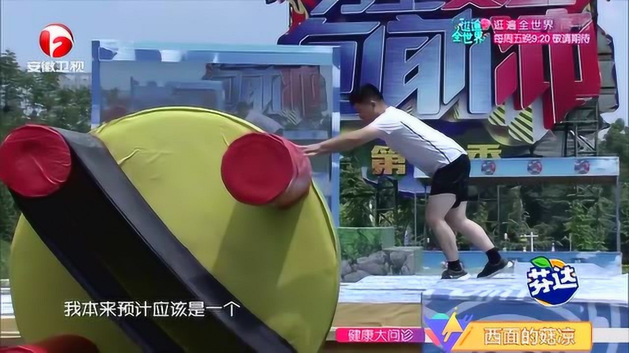 男生女生向前冲小哥哥来闯关回头的刹那间成为遗憾
