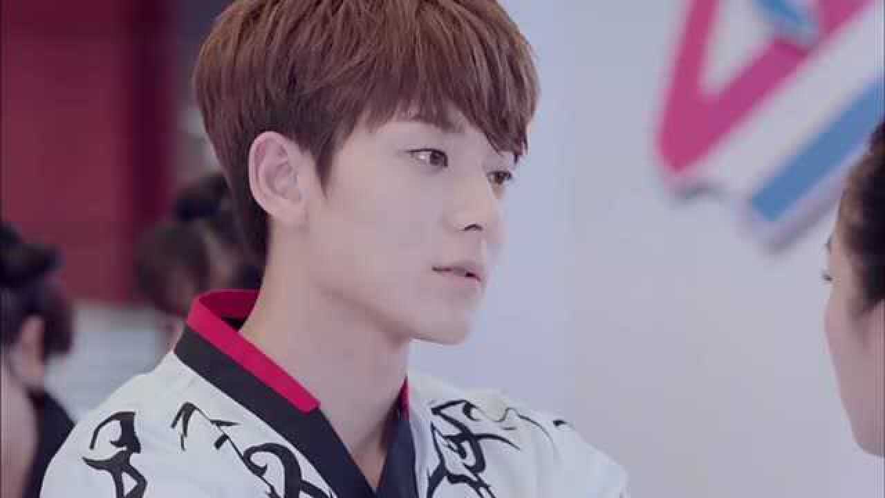 廷皓前辈推开长安教练亲自给百草带护具,长安教练脸色变了