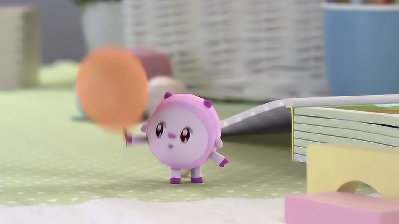 瑞奇宝宝文文自己一个人在玩着气球甜甜看到也想玩