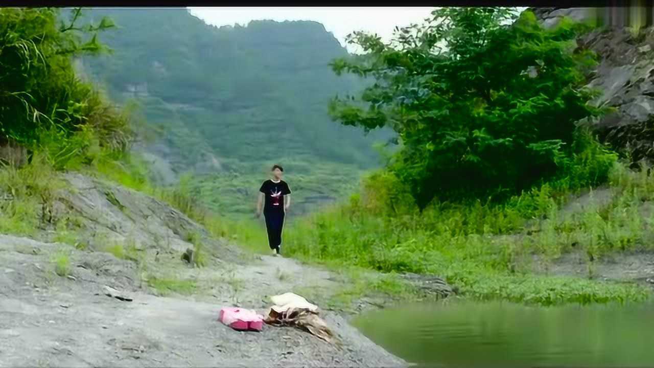 女子穿这样下水,衣服都湿了