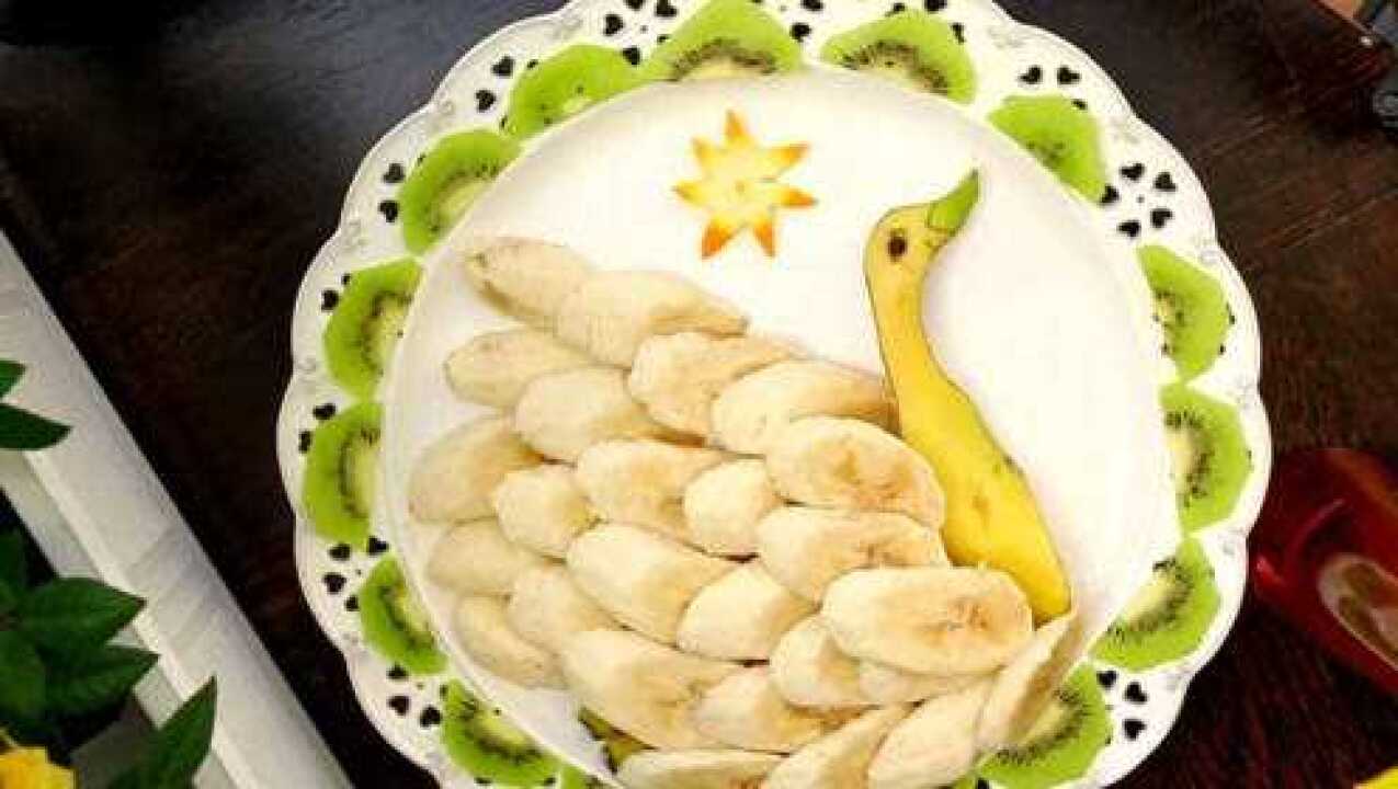 只需2分钟,教你用香蕉做一个白孔雀摆盘