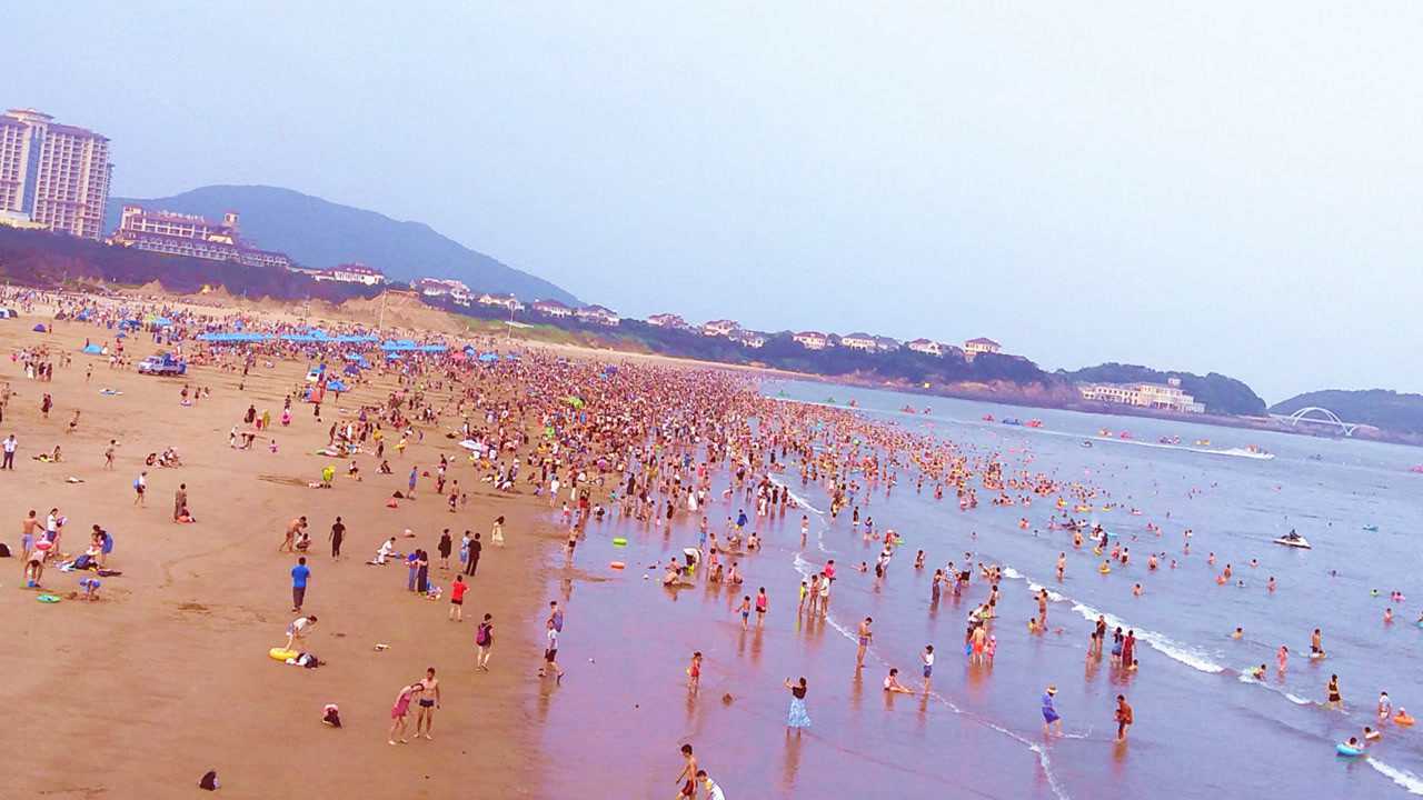 航拍舟山朱家尖南沙浴场人太多像下饺子排队进门就要半小时
