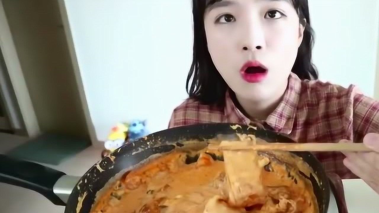 韩国吃播博主呆萌小姐姐吃芝士宽粉条吃个粉条好兴奋啊