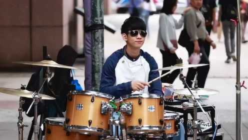 台北街头艺人小哥架子鼓演奏电影《花甲大人转男孩》主题曲《几分之几》