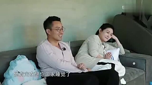 王小菲看到妻子亲戏,王小菲的表情很鲜明,达斯觉得很尴尬.