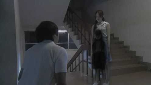 小伙被女孩骗到楼梯间，发现楼梯变成了无限循环，原来她不是人类