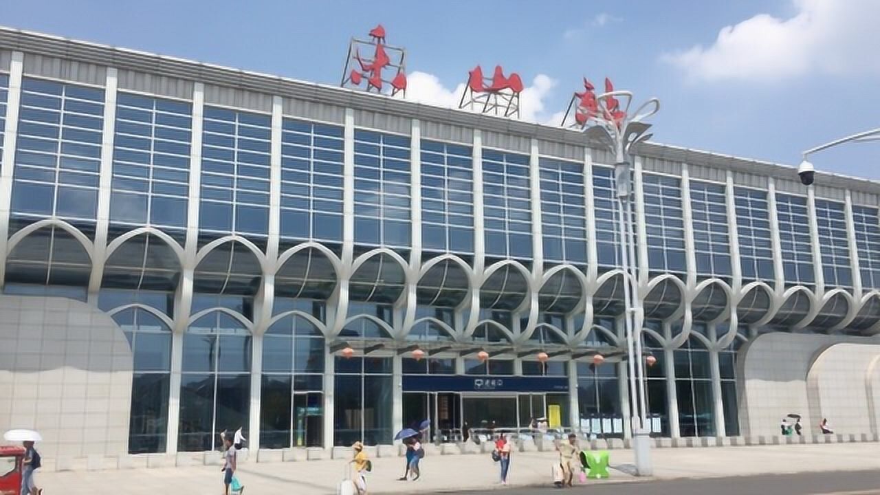 来到四川乐山,实拍乐山高铁站,看看建得怎么样?感觉很高大上!