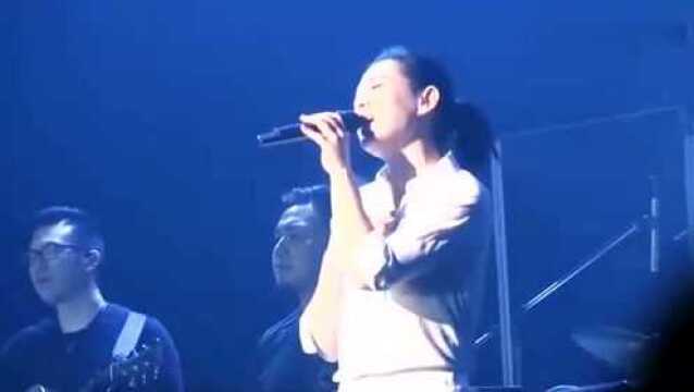 一首很感动的歌曲《继续给15岁的自己》,演唱太深情了!