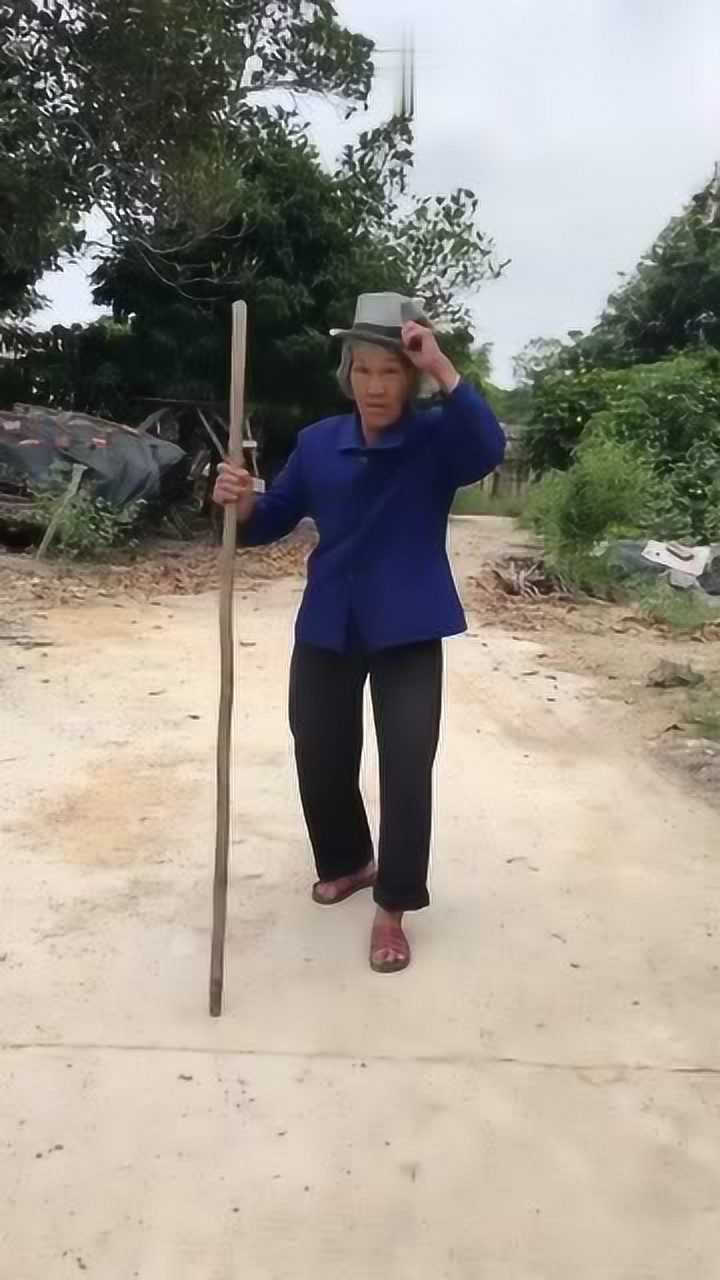 看老奶奶走路这姿势,网友:奶奶您这是没劲吗?太逗啦