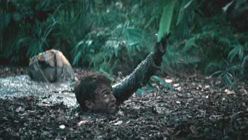 原始丛林探险生存电影，身陷沼泽淤泥，这树枝是他唯一的救命稻草