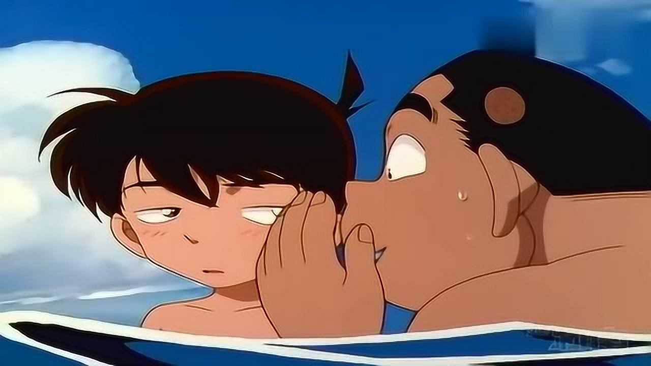 名侦探柯南:柯南和小兰在海边沙滩偶遇