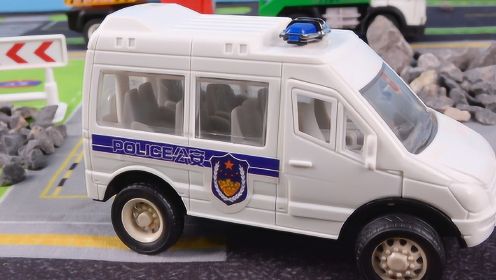儿童玩具车视频：警车出警汽车模型拆箱试玩