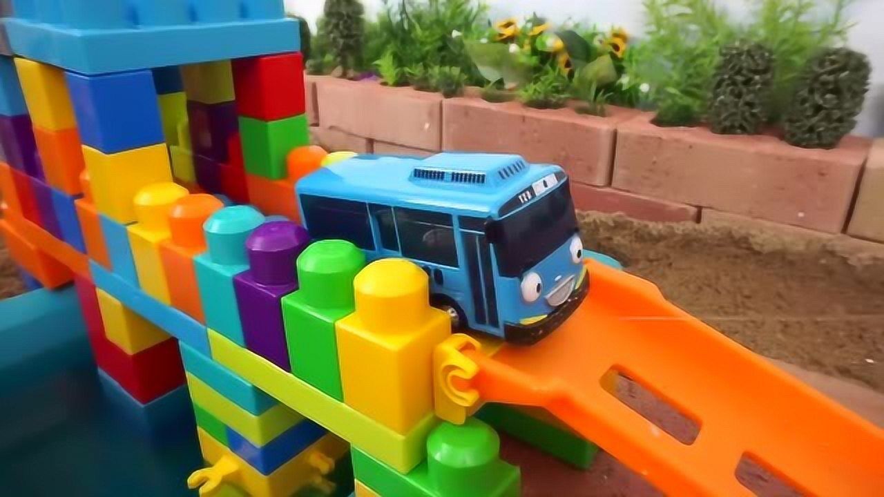 为托马斯小火车搭建起积木桥