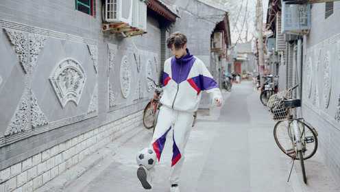 鹿晗穿校服北京胡同踢足球，阳光帅气似学生，拍照的人是关晓彤吗