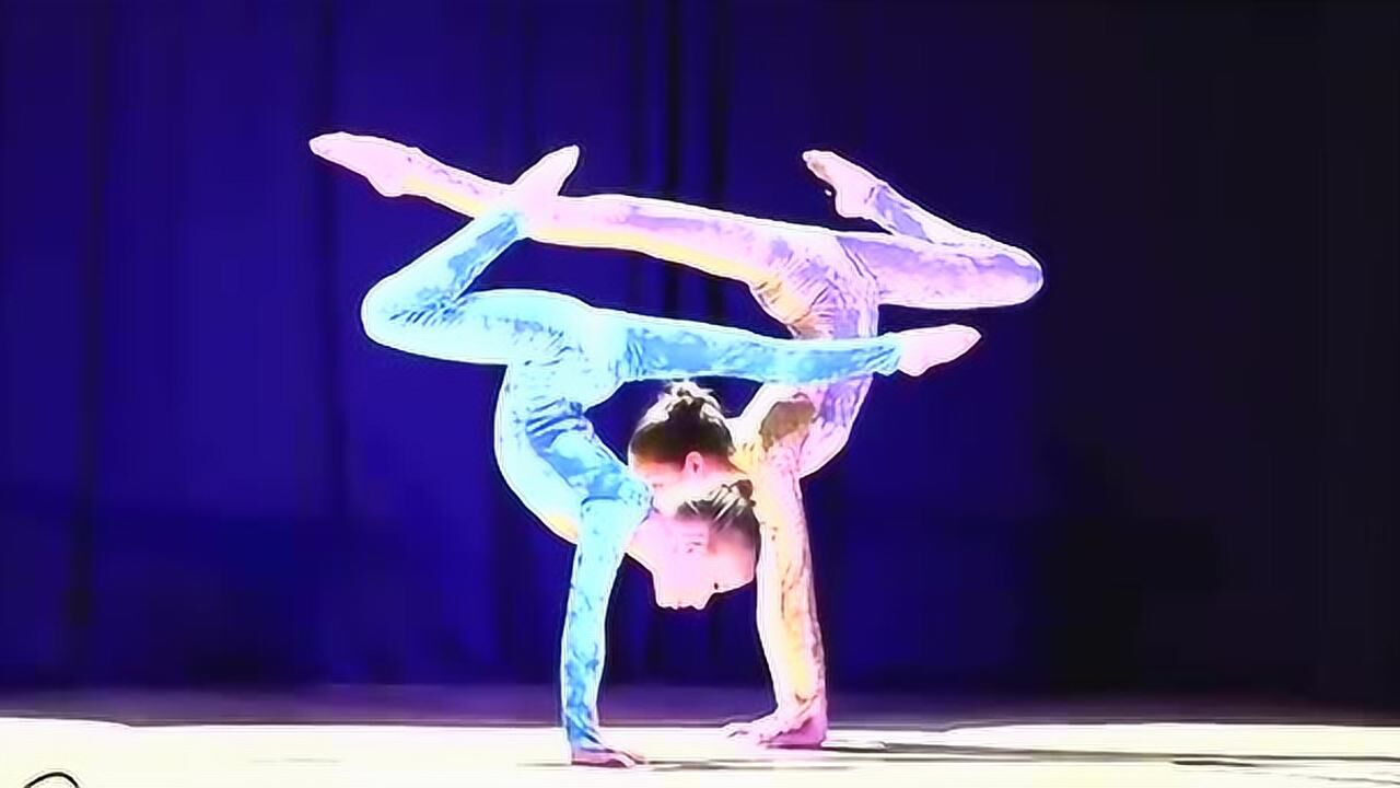两姐妹表演柔术,各种高难度动作都难不倒她们,配合得非常完美_腾讯视频