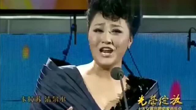 周晓琳演唱《帕米尔我的家乡多么美》,气势如虹,被歌声陶醉